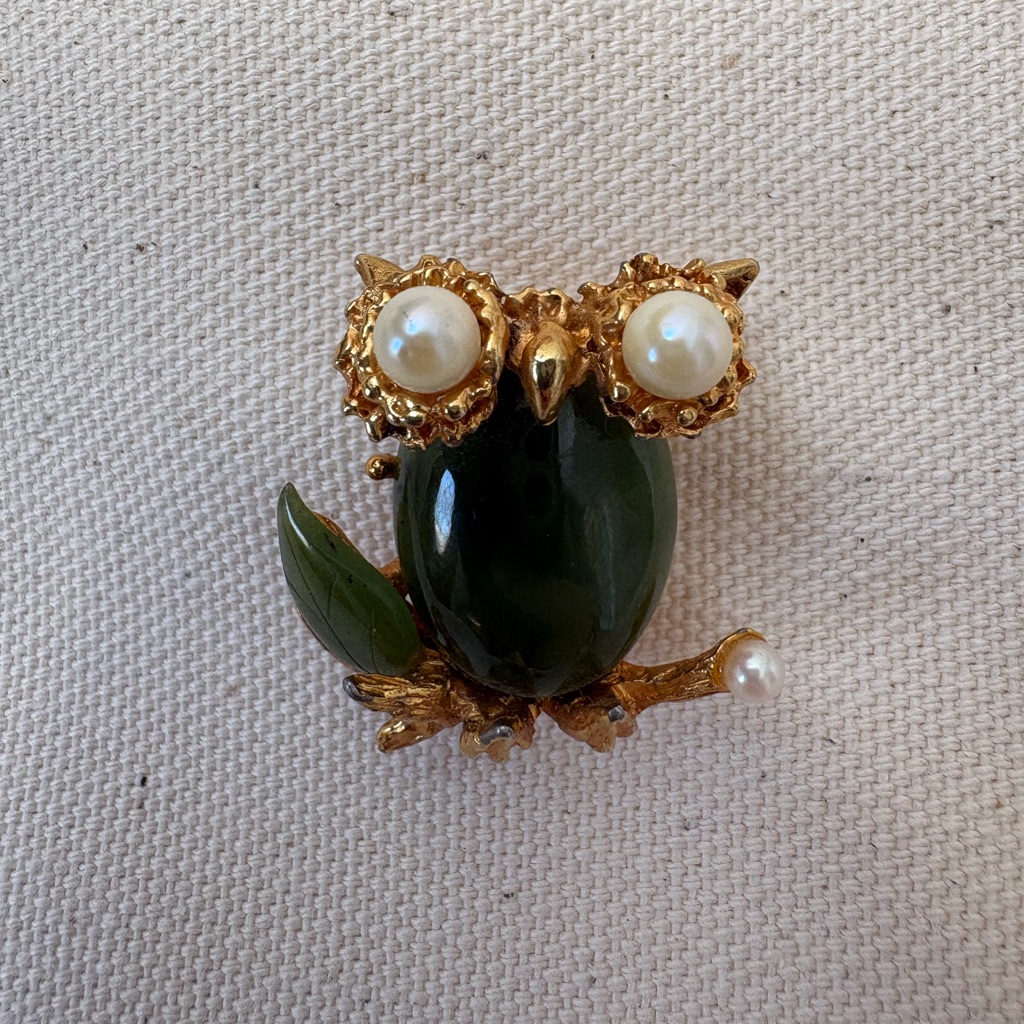 Vintage Green Jade Owl Gold-Tone Brooch With Cultured Pearl Eyes Signed Swo Inc